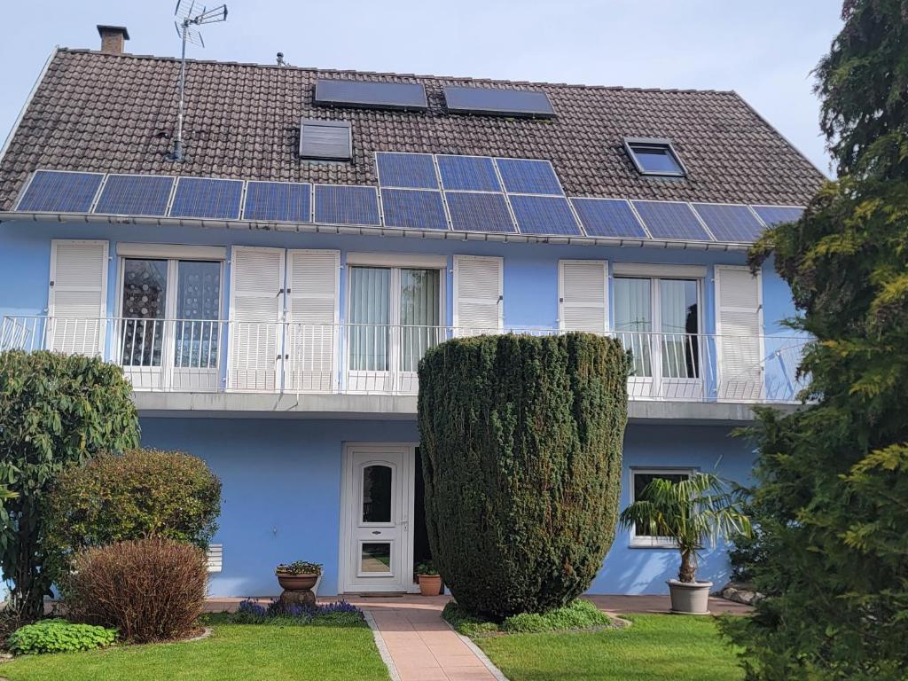 泽斯河畔多森赫恩L'Orée du Bois的屋顶上设有太阳能电池板的房子