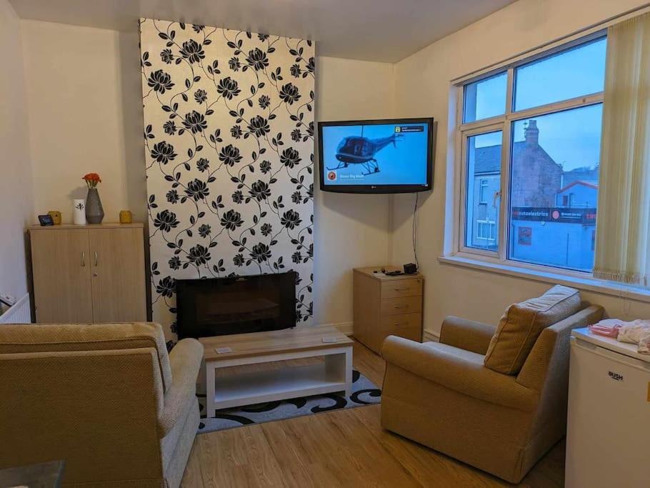 纽波特Cozy flat的客厅配有平面电视、沙发和电视。