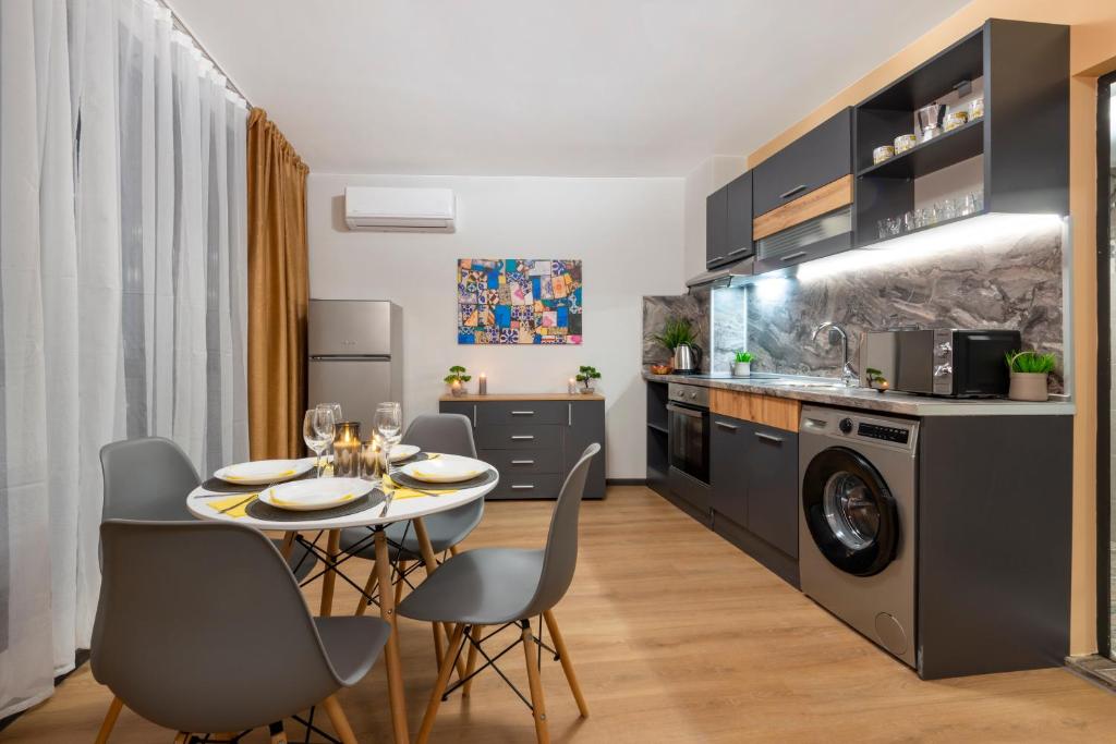 普罗夫迪夫Best Guest 2 Apartments的厨房以及带桌椅的用餐室。