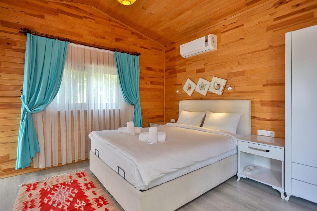 契拉勒斯姆格旅馆的一间卧室配有一张床、一张书桌和一个窗户。