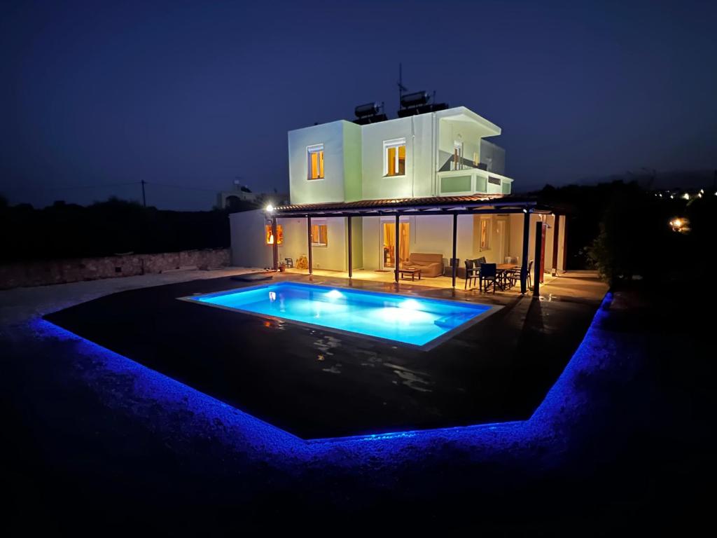 克拉法吉亚Drosoula Villa 3bdr private swimming pool的夜间带游泳池的别墅