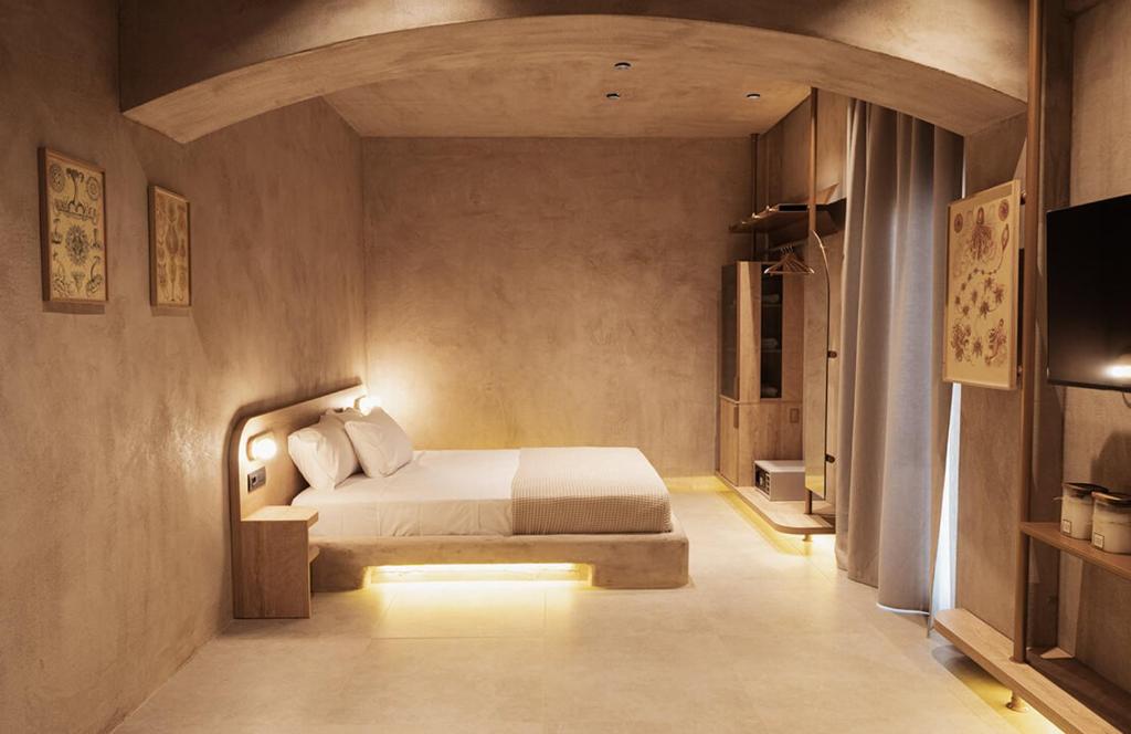 新马尔马拉斯Medusa Luxury Suites的一间卧室配有一张床和一台电视。
