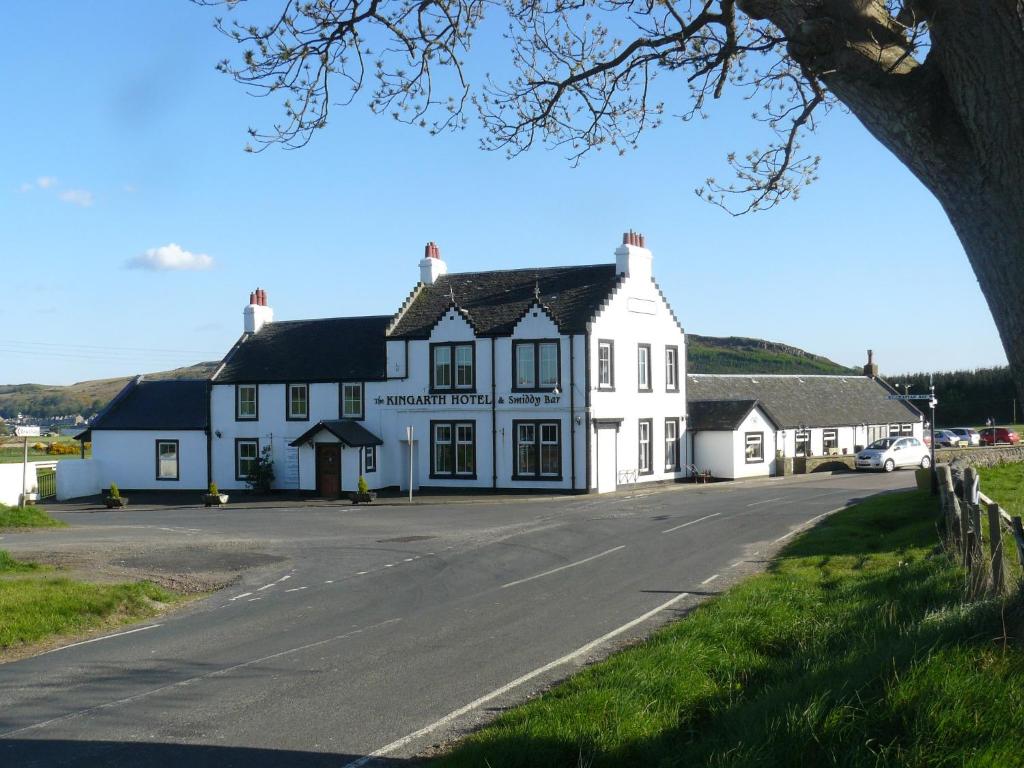 KilchattanKingarth Hotel的路边的白色房子