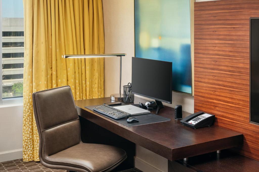 夏特山希尔顿索特酒店的一张桌子,一张桌子,一台电脑和一把椅子放在一个房间里