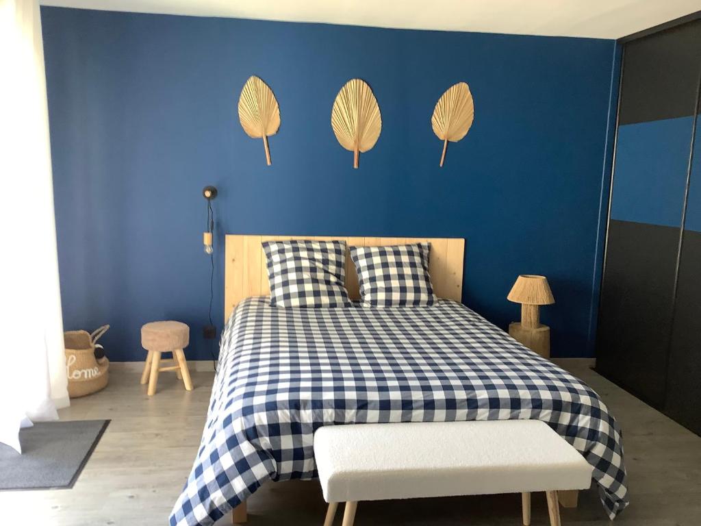 Senneville-sur-FécampLe Caux ´Sy的蓝色卧室,配有一张带 ⁇ 子毯子的床