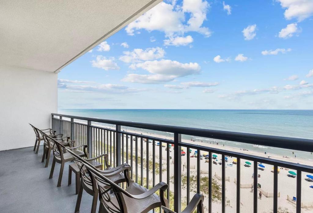 默特尔比奇Ocean View Blues- Caribbean Resort 7th fl的一个带椅子的阳台,享有海滩美景