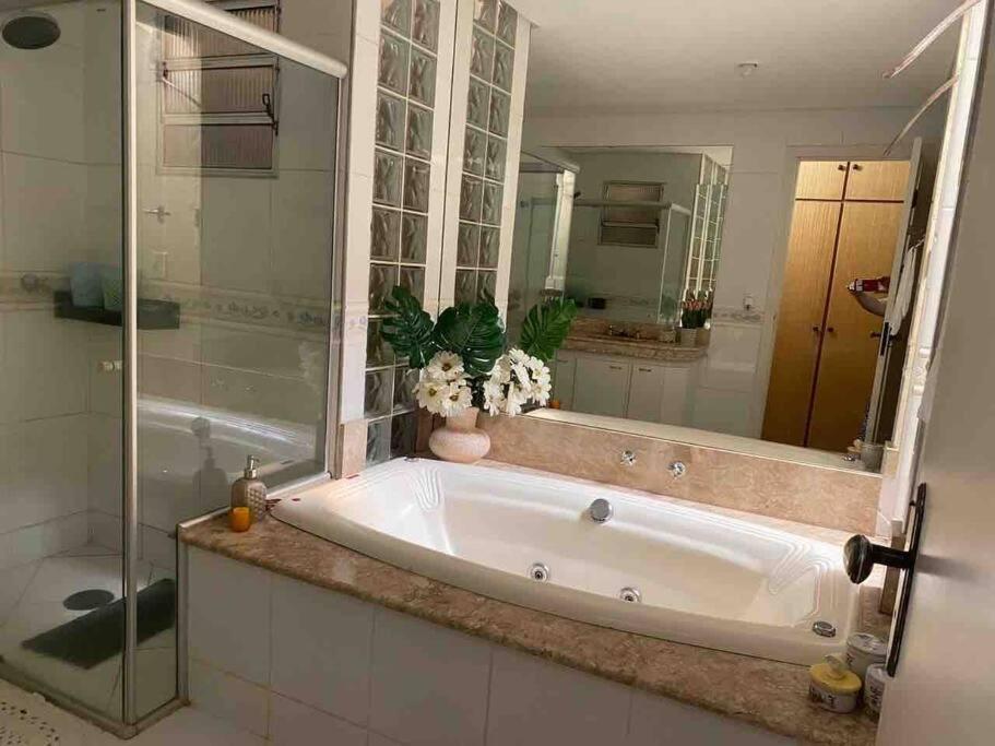 蒙蒂斯克拉鲁斯Apartamento Encantador C的浴室配有浴缸及镜子