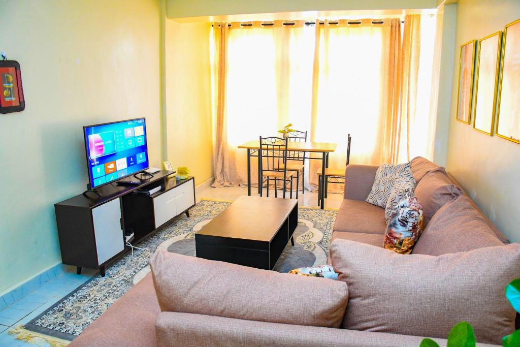 KakamegaRaven Suites的带沙发和平面电视的客厅