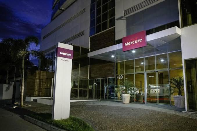 新伊瓜苏Suíte com sacada Hotel Mercure的前面有标志的大建筑