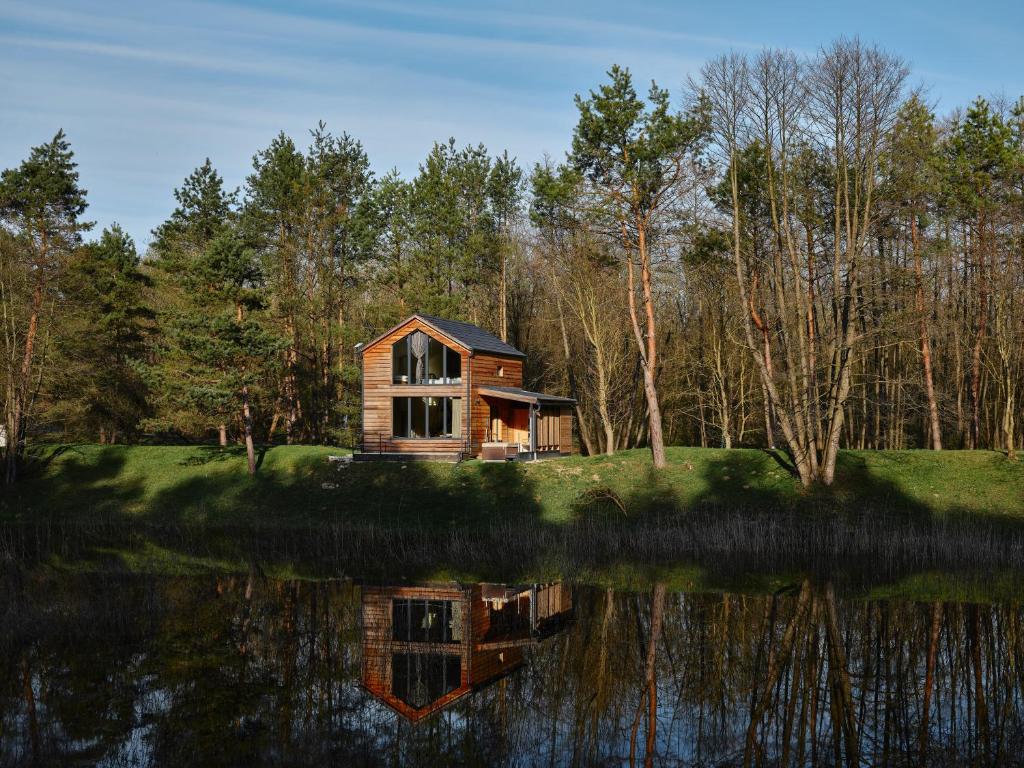 BakonyszentlászlóBakony Deep Forest Vendégház的湖畔的小木屋