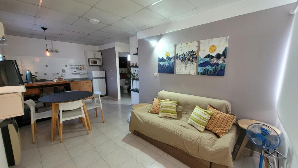 维拉卡洛斯帕兹depto 1 dorm complejo Costa Azul Carlos Paz的带沙发的客厅和厨房