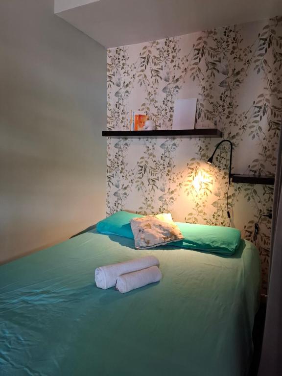 里斯本Lisbon Hideaway Haven的一张带两个枕头的床和一盏灯