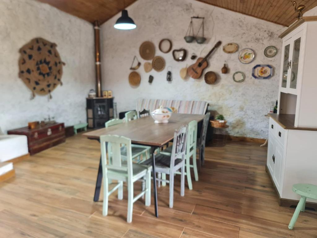 佩内拉Casa da Vitória的一间带木桌和椅子的用餐室