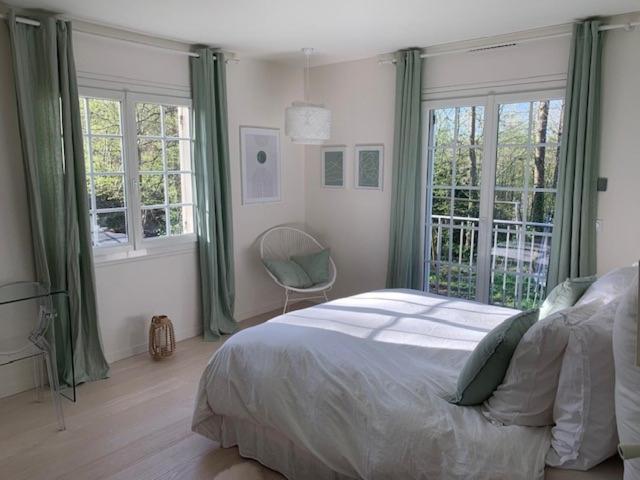 布克Parenthèse Buc'olique的一间卧室配有床、窗户和椅子