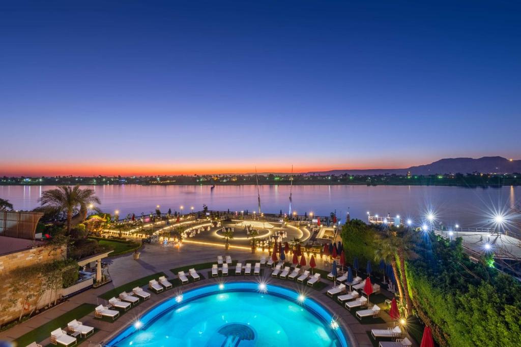 卢克索索尼斯塔圣乔治酒店 - 会议中心的享有游泳池的夜间景致