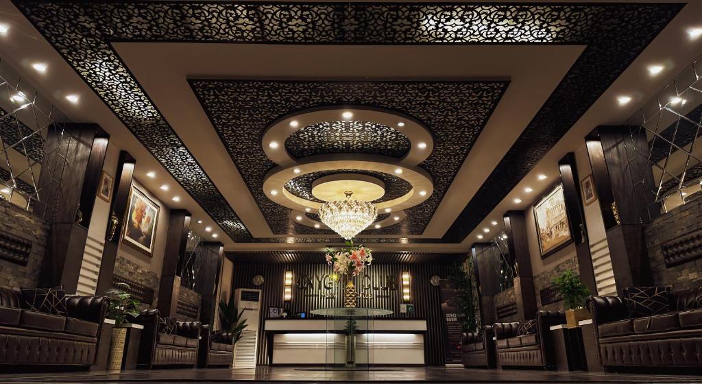 费萨拉巴德Oxygym Hotel Faisalabad的吊灯 ⁇ 染犹太教堂