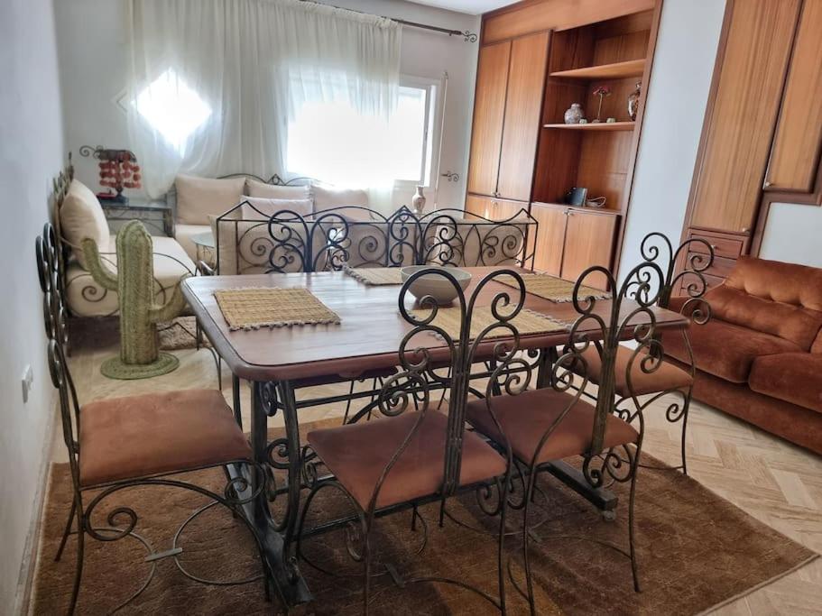 拉巴特Authentic moroccan apartment的客厅配有餐桌和椅子