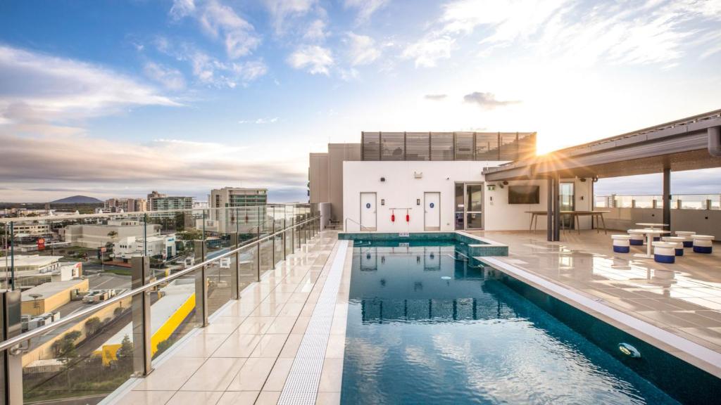 玛志洛Holiday Inn Express & Suites Sunshine Coast, an IHG Hotel的建筑物屋顶上的游泳池