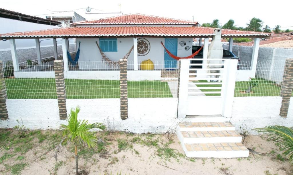 MaxaranguapeCASA PARRACHO Maracajaú的白色的房子,有门和院子