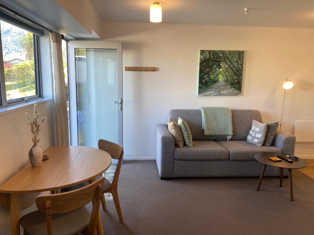 格莱诺基Glenorchy Retreat Apartment的客厅配有沙发和桌子