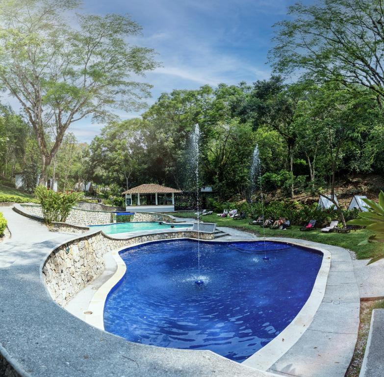 兰金Hotel Kopal的庭院中一个带喷泉的游泳池