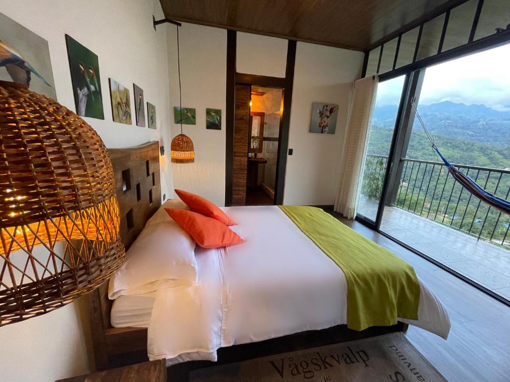 圣弗朗西斯科Natubri Ecohotel Habitacion VIP的一间卧室设有一张床和一个大窗户
