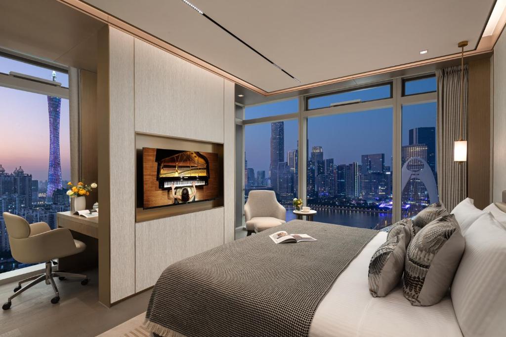 广州广州雅诗阁琶洲服务公寓的一间市景卧室,配有一张床