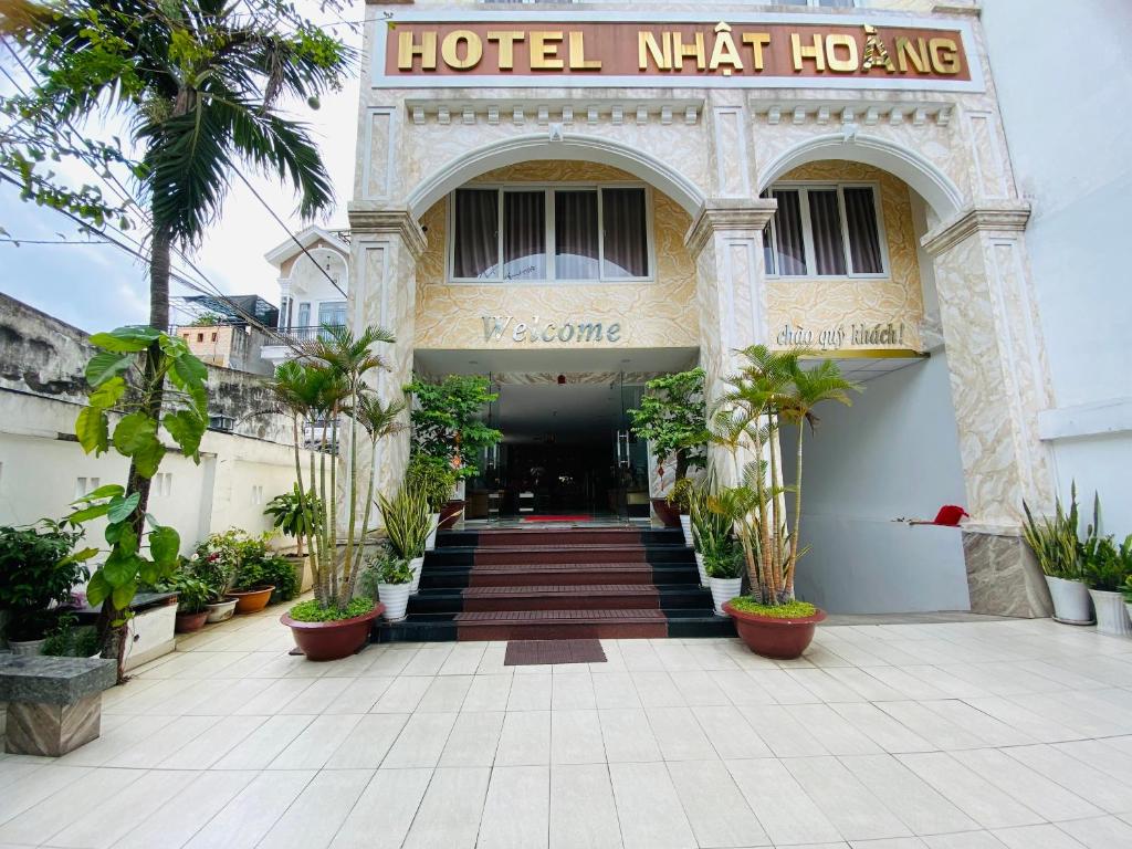 胡志明市Nhat Hoang Hotel的前面有标志的酒店