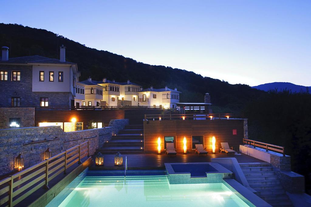 桑加拉达12 Months Resort & Spa的大楼前带游泳池的房子