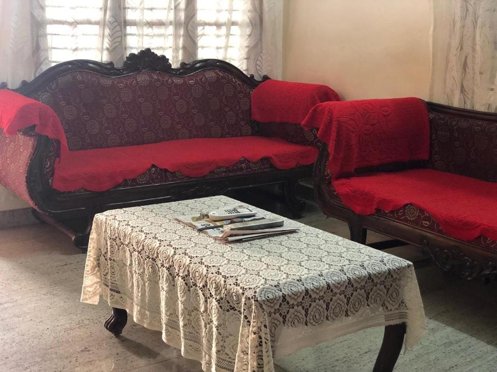 迈索尔Mahagiri Nest的客厅配有两张沙发和一张桌子