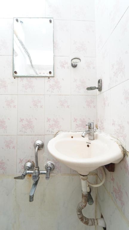 蓬蒂切里CGR PONDY的一间带水槽和镜子的浴室
