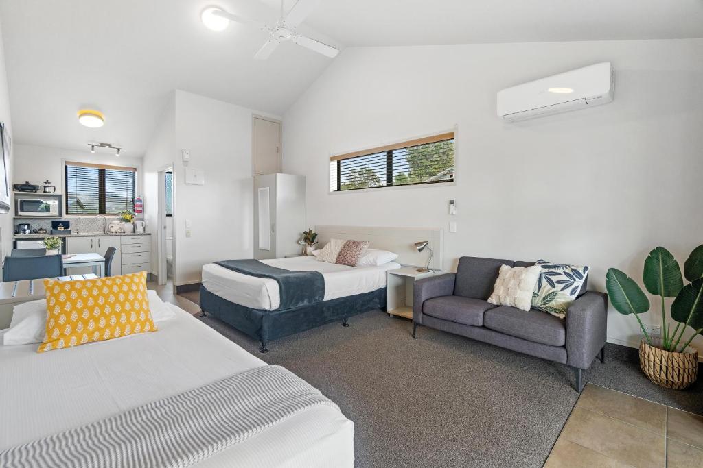 米兰达Tasman Holiday Parks - Miranda的一间卧室配有一张床和一张沙发