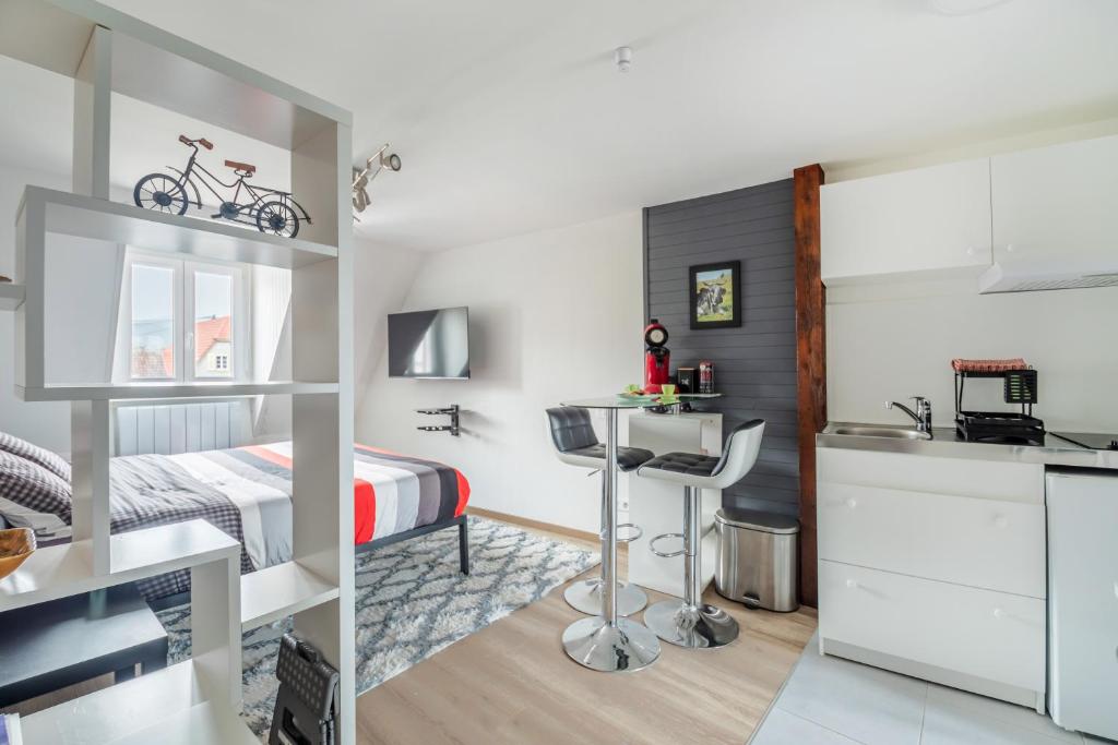 蒙斯特StuDio 11 - Centre-ville - Cozy的小型公寓 - 带床、厨房和浴室