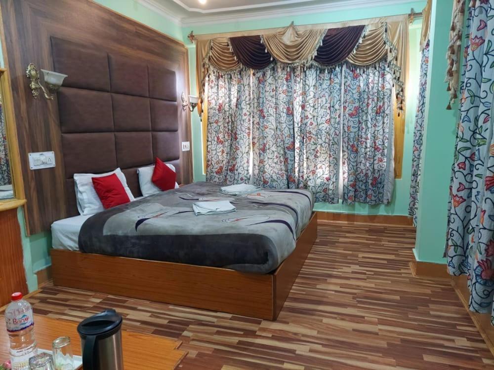 斯利那加hotel city plaza的一间卧室设有一张大床和一个窗户。