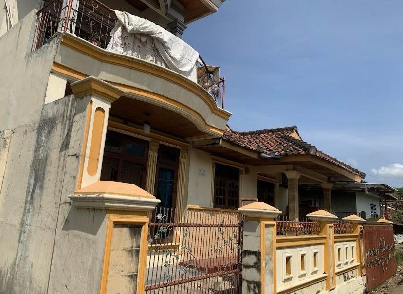 KedatonBintang Property的带阳台的房子