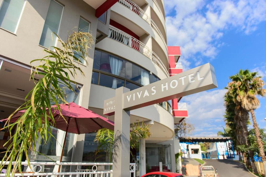 蒙蒂锡昂Vivas Hotel e Casa的建筑物前的街道标志