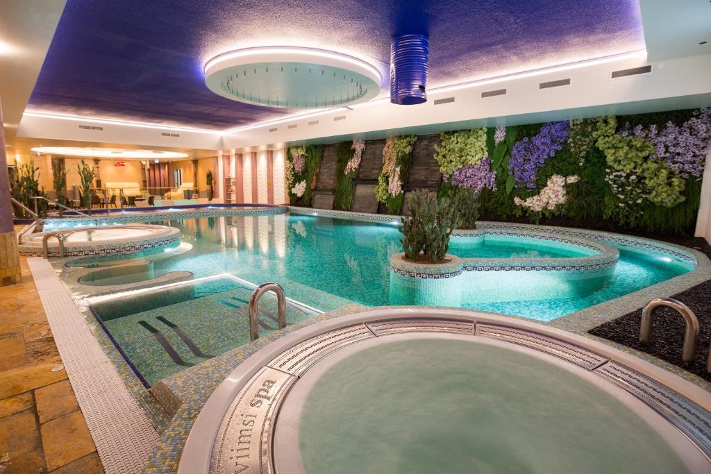 塔林Viimsi Spa & Waterpark的酒店拥有两个大型游泳池的游泳池