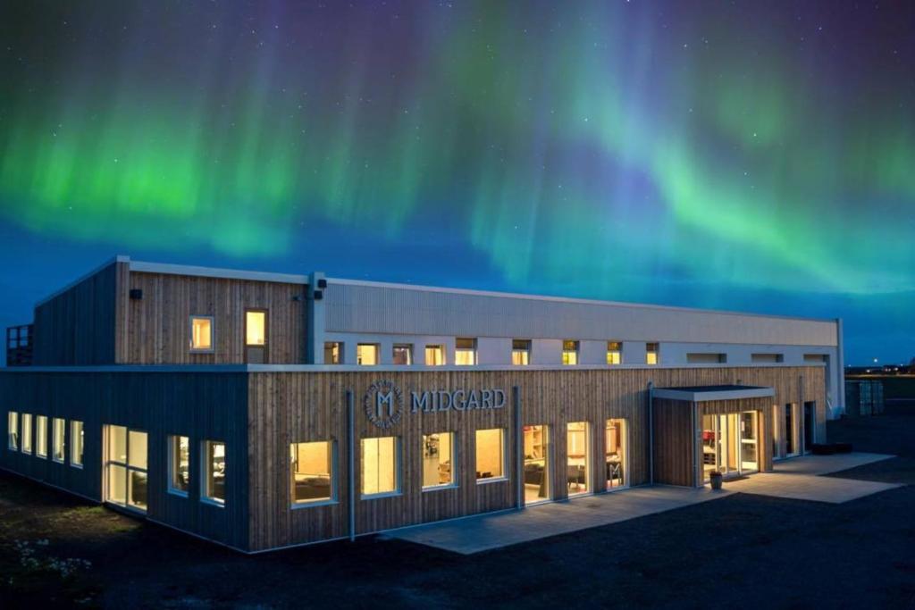 霍尔斯沃德吕尔米加德酒店的天空中拥有北极光的办公楼