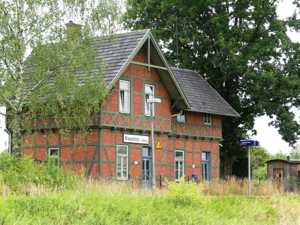MeederFerienwohnung Bahnhof 1892的黑色屋顶红砖建筑
