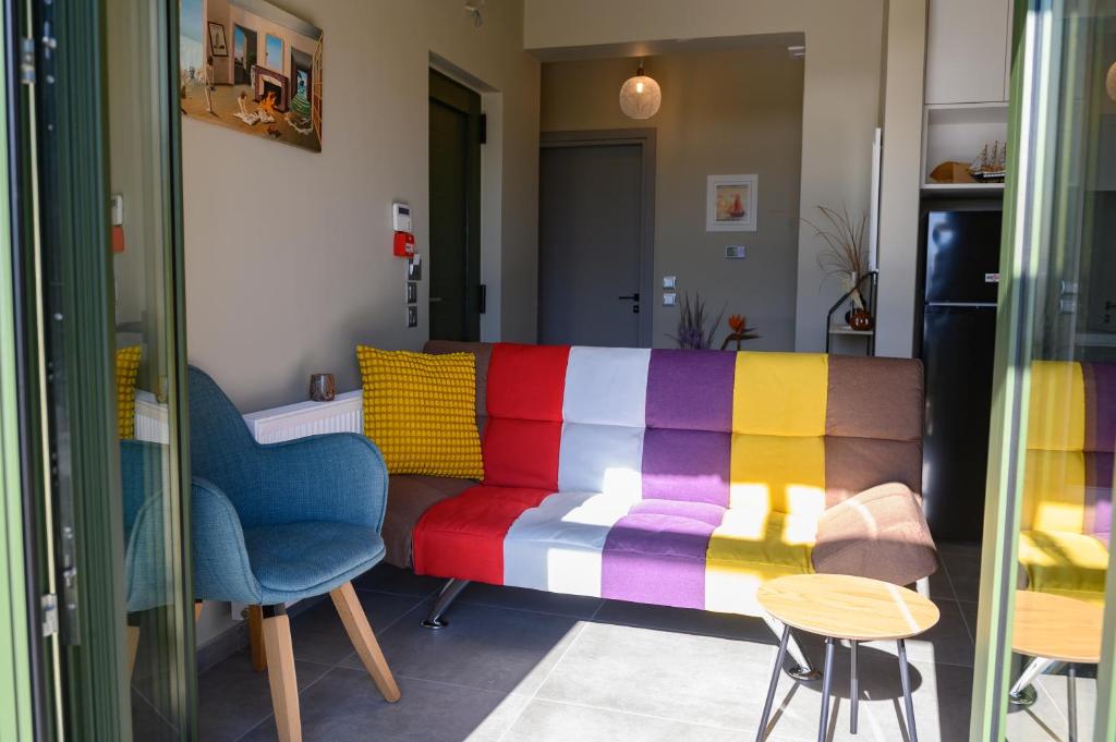 GalatásPetousis Villas的客厅配有带色彩缤纷的毯子的沙发