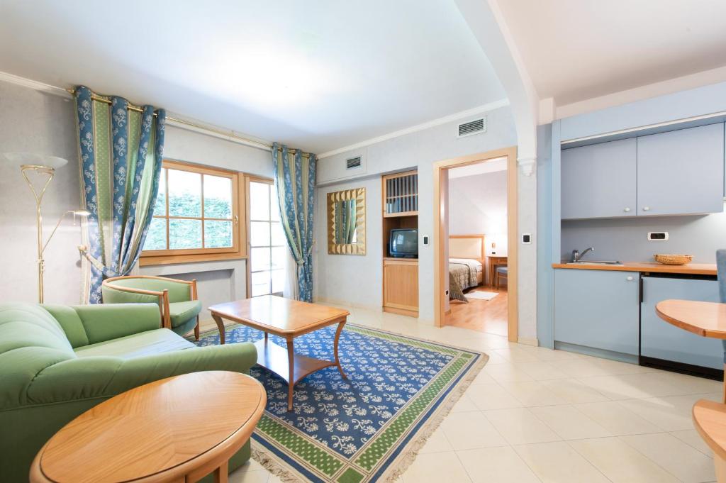 博尔扎诺Residence Werth的客厅配有沙发和桌子