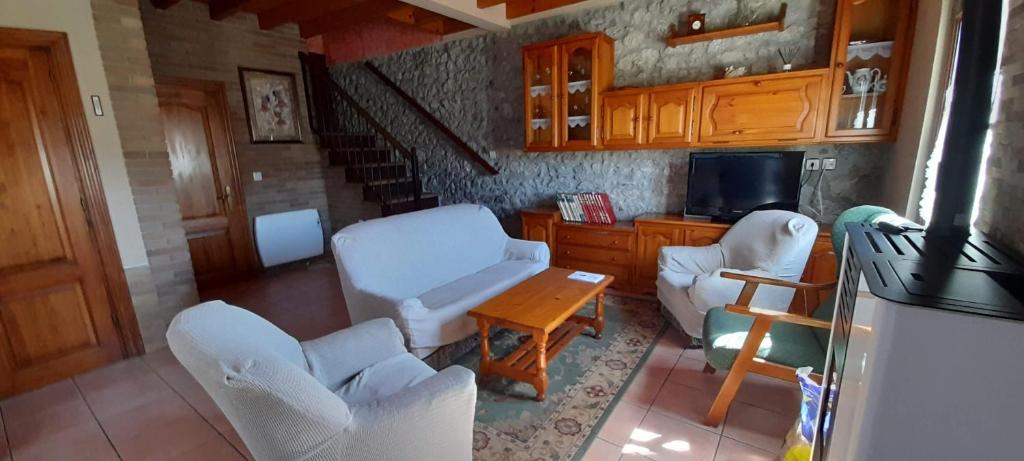 Casa para 5 personas con terreno en La Franca的客厅配有白色的椅子和桌子
