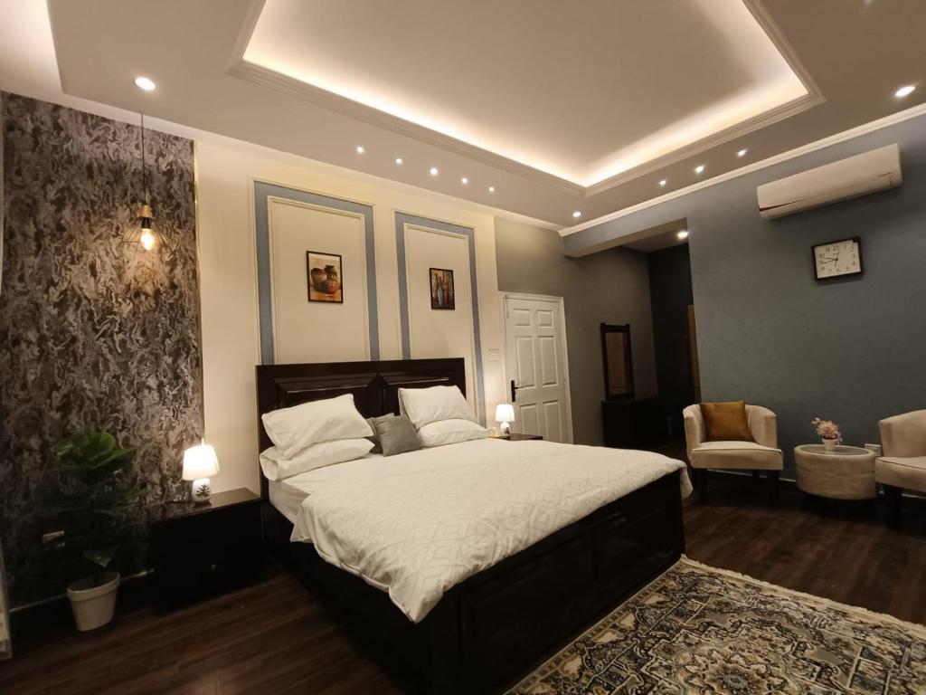 穆里Royal Resort的一间卧室配有一张带白色床单的大床