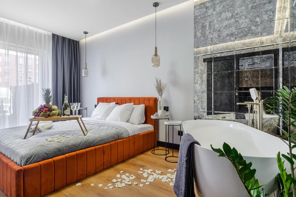 罗兹Lumina premium apartments with balcony, parking的一间卧室配有一张床和浴缸