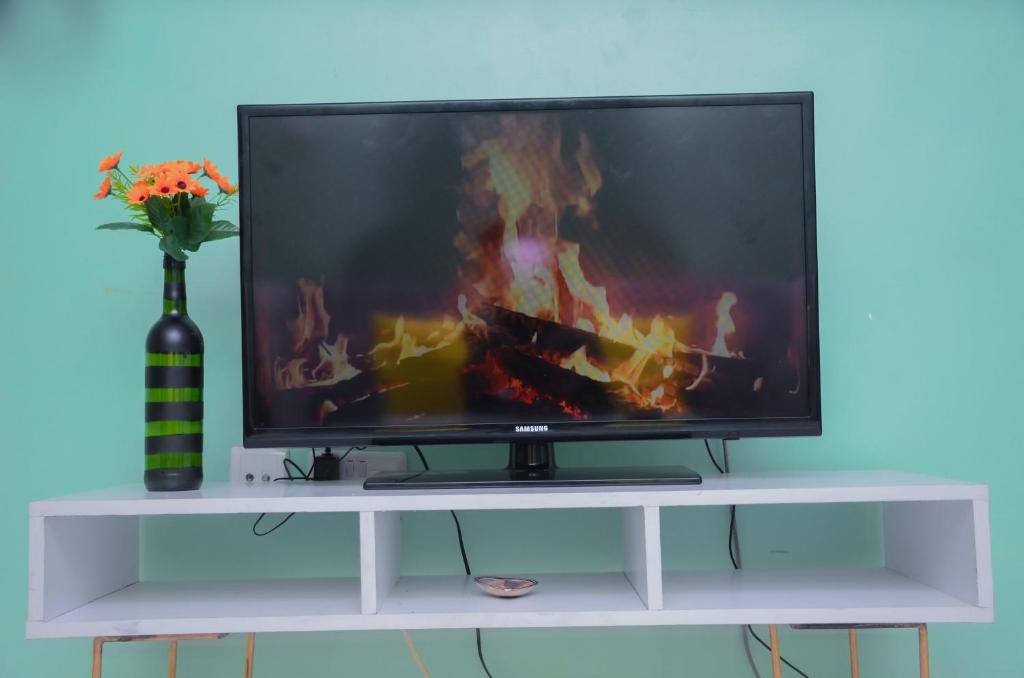 埃尔多雷特Amani Homes的花瓶上的白色台面上的电视