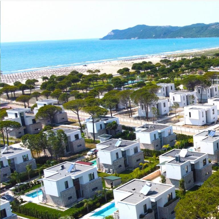 都拉斯SanPietro Vacation Rentals的享有海滩的空中景致,设有白色房屋