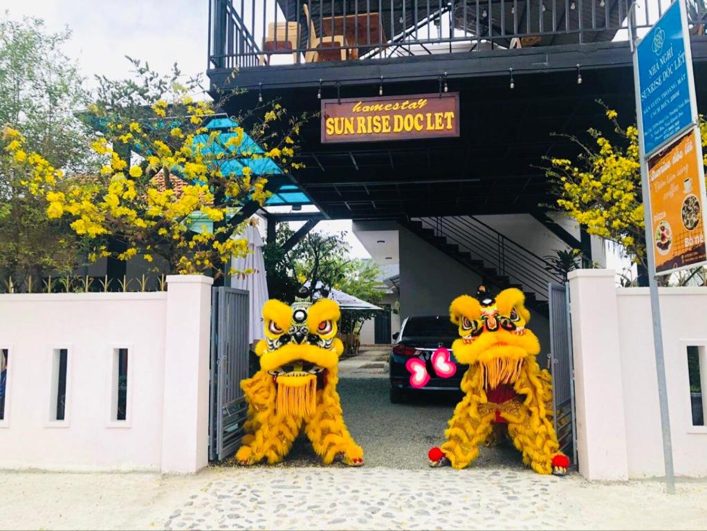 Ninh HaiSunrise Dốc Lết的两个人穿着黄色服装站在汽车前面