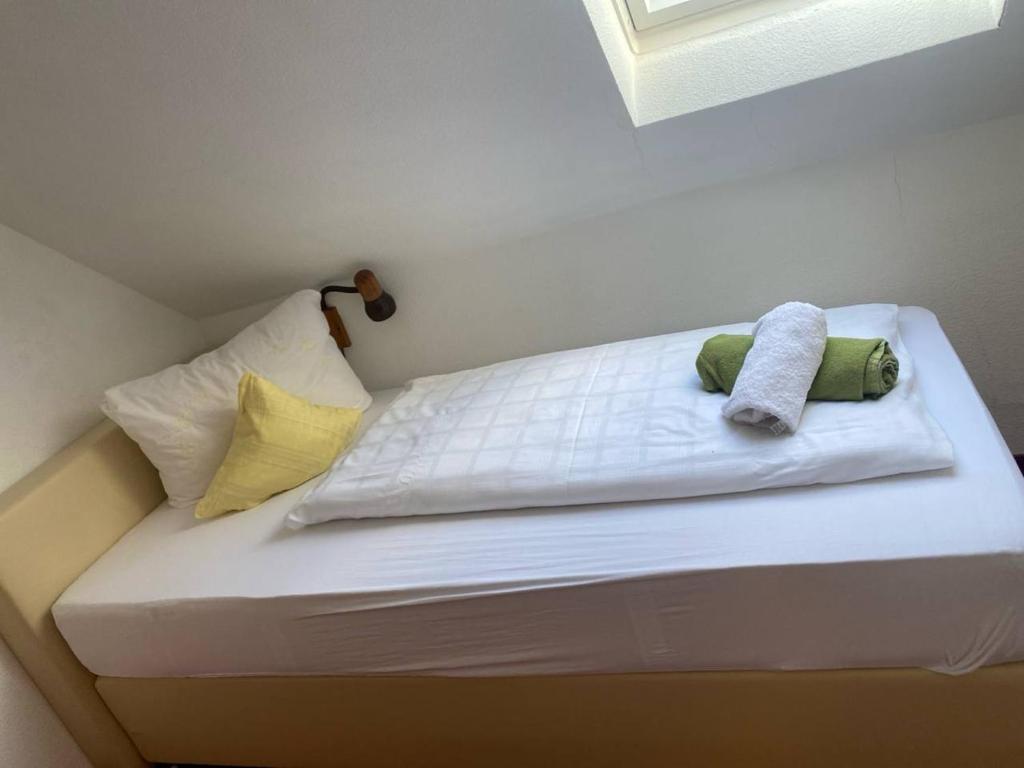 福尔巴赫Room in Guest room - Single room with shared bathroom and kitchen in Forbach的一张小床,上面有两条毛巾