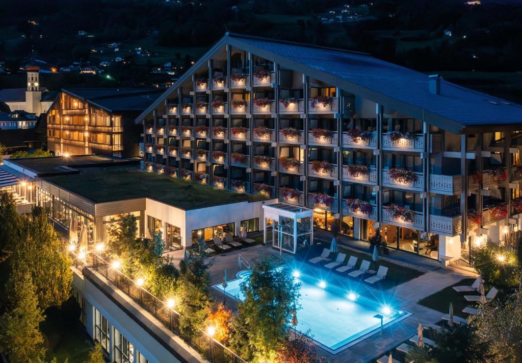 施伦斯蒙塔丰鲁汶酒店的晚上酒店享有空中景色