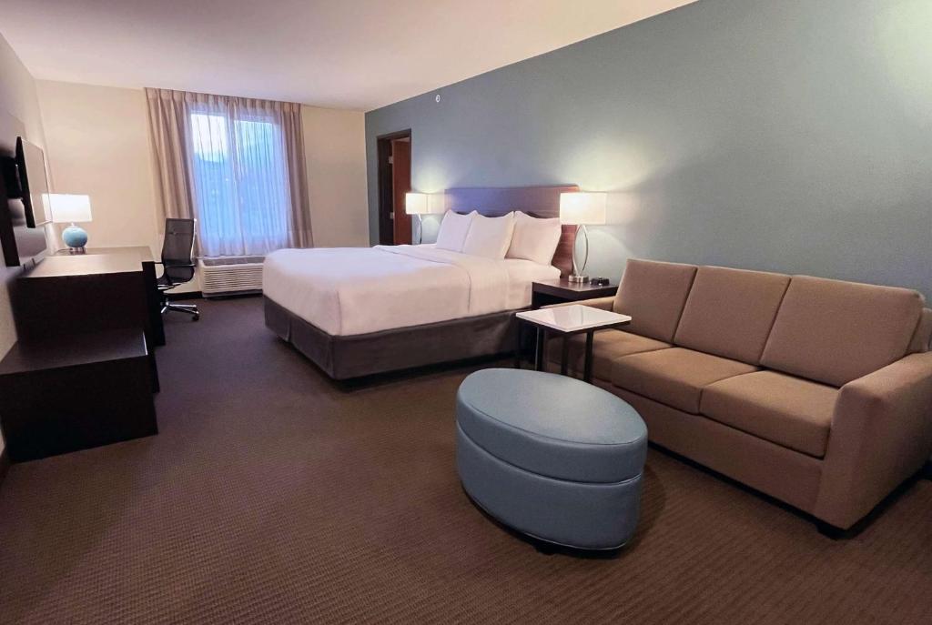 韦纳奇La Quinta Inn & Suites by Wyndham Wenatchee的酒店客房,配有床和沙发